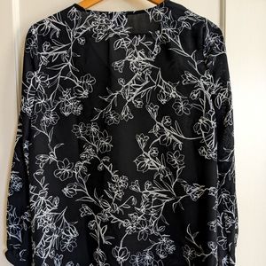 V neck Blouse Beautiful Black and white flora EUCl